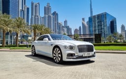 ابيض رمادي Bentley Flying Spur للإيجار في Dubai