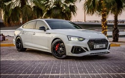 أبيض 2021 Audi A5 with RS5 Bodykit للإيجار في Sharjah