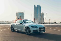 Blanco Audi A5 Cabriolet en alquiler en Dubai