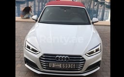 Blanco Audi A5 Cabriolet en alquiler en Dubai