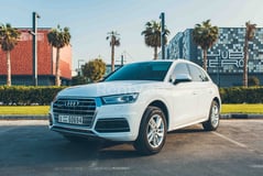 أبيض Audi Q5 للإيجار في Abu-Dhabi