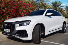 Weiß Audi Q8 zur Miete in Abu-Dhabi