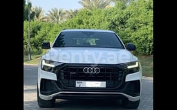 Weiß Audi Q8 zur Miete in Abu-Dhabi