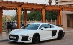 在Sharjah租赁白色 Audi R8 V10 Plus Limited