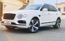 Blanc Bentley Bentayga black edition w12 en location à Sharjah