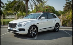 Белый Bentley Bentayga в аренду в Sharjah