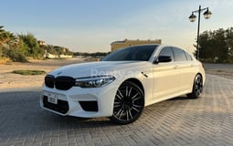 أبيض BMW 5 Series للإيجار في Abu-Dhabi