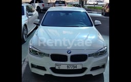 أبيض BMW 318 للإيجار في Abu-Dhabi