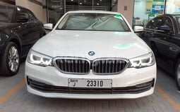 Weiß BMW 520i zur Miete in Abu-Dhabi