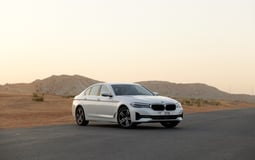 Bianca BMW 520i in affitto a Abu-Dhabi