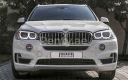 Bianca BMW X5 in affitto a Abu-Dhabi