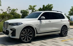 Weiß BMW X7 zur Miete in Sharjah