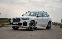 Blanc BMW X5 en location à Sharjah