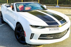 Weiß Chevrolet Camaro zur Miete in Abu-Dhabi