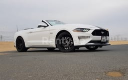 Weiß Ford Mustang GT zur Miete in Sharjah