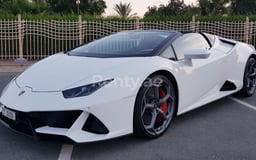 Blanc Lamborghini Evo en location à Sharjah