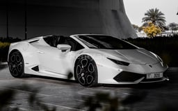 Blanco Lamborghini Huracan Spyder en alquiler en Sharjah