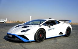 أبيض Lamborghini Huracan STO للإيجار في Dubai