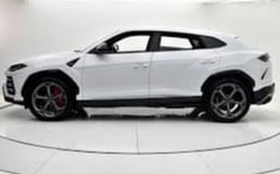 Bianca Lamborghini Urus in affitto a Sharjah