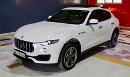 أبيض Maserati Levante S للإيجار في Abu-Dhabi