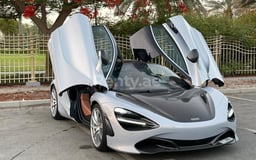 Blanc McLaren 720 S en location à Sharjah