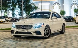 أبيض Mercedes C Class للإيجار في Dubai