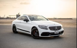 أبيض Mercedes C Class للإيجار في Dubai