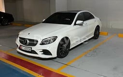 Weiß Mercedes C200 Class zur Miete in Abu-Dhabi