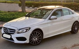 Белый Mercedes C300 Class в аренду в Sharjah