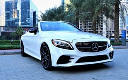 أبيض Mercedes C Class للإيجار في Sharjah