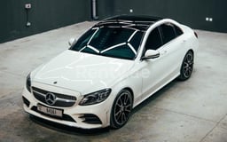 Blanco Mercedes C200 en alquiler en Sharjah