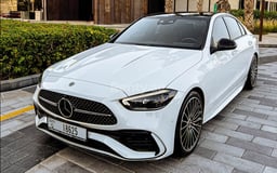 Weiß Mercedes C200 zur Miete in Abu-Dhabi