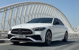 Weiß Mercedes C Class zur Miete in Abu-Dhabi