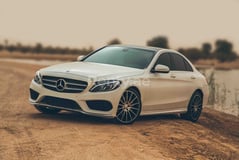 Weiß Mercedes C 200 zur Miete in Sharjah