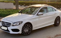 在Sharjah租赁白色 Mercedes C200