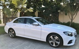 Blanco Mercedes E Class en alquiler en Sharjah