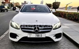 Weiß Mercedes E Class zur Miete in Abu-Dhabi