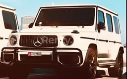 أبيض Mercedes G63 AMG للإيجار في Abu-Dhabi