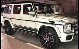 Blanc Mercedes G class G63 en location à Abu-Dhabi