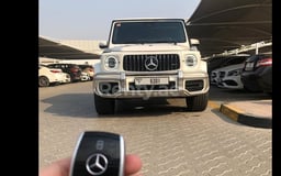 Weiß Mercedes G63 zur Miete in Dubai