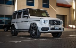 Blanco Mercedes G63 class en alquiler en Abu-Dhabi