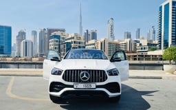 Blanc Mercedes GLE53 en location à Abu-Dhabi