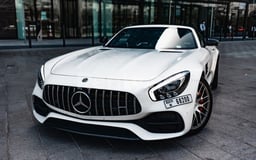 أبيض Mercedes GT CONVERTIBLE للإيجار في Sharjah