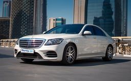 Blanco Mercedes S500 en alquiler en Sharjah