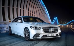 أبيض Mercedes S Class للإيجار في Sharjah