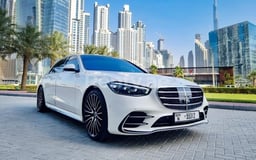 Белый Mercedes S500 Class в аренду в Sharjah