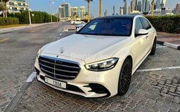 أبيض Mercedes S500 Class للإيجار في Sharjah