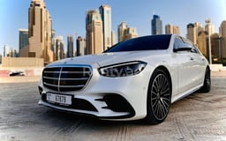 Белый Mercedes S500 New Shape в аренду в Abu-Dhabi