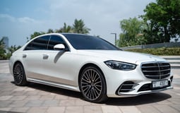 أبيض Mercedes S500 W223 للإيجار في Abu-Dhabi