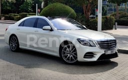 Blanco Mercedes S450 en alquiler en Abu-Dhabi